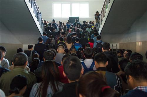 985学生考公务员5年都没考上，三本学生却一次上岸，原因让人深思-985学生考公务员优势