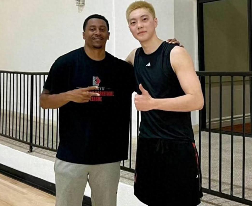 热闹！胡明轩即将续约染新发色，杨鸣朱芳雨见面，郭艾伦怒怼朱总-胡明轩很帅