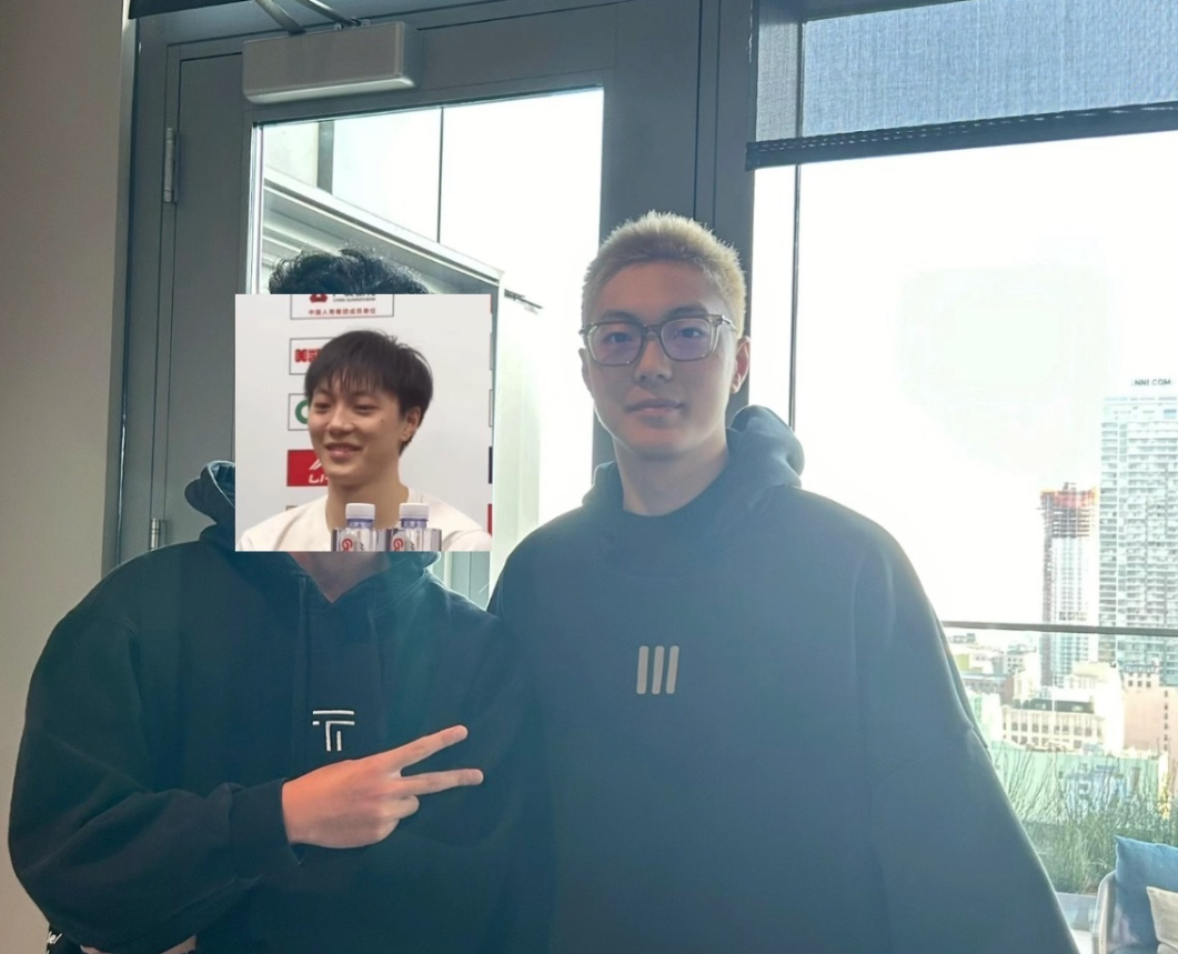 热闹！胡明轩即将续约染新发色，杨鸣朱芳雨见面，郭艾伦怒怼朱总-胡明轩很帅