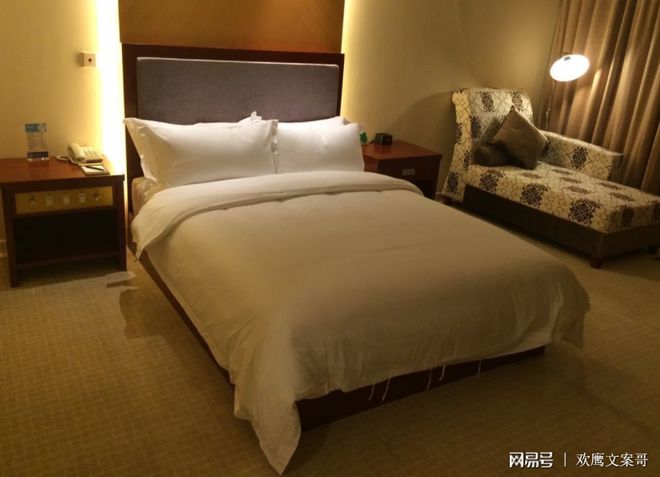 住酒店门缝的“小卡片”千万别拿，清洁阿姨道出真相-酒店门缝里的卡片