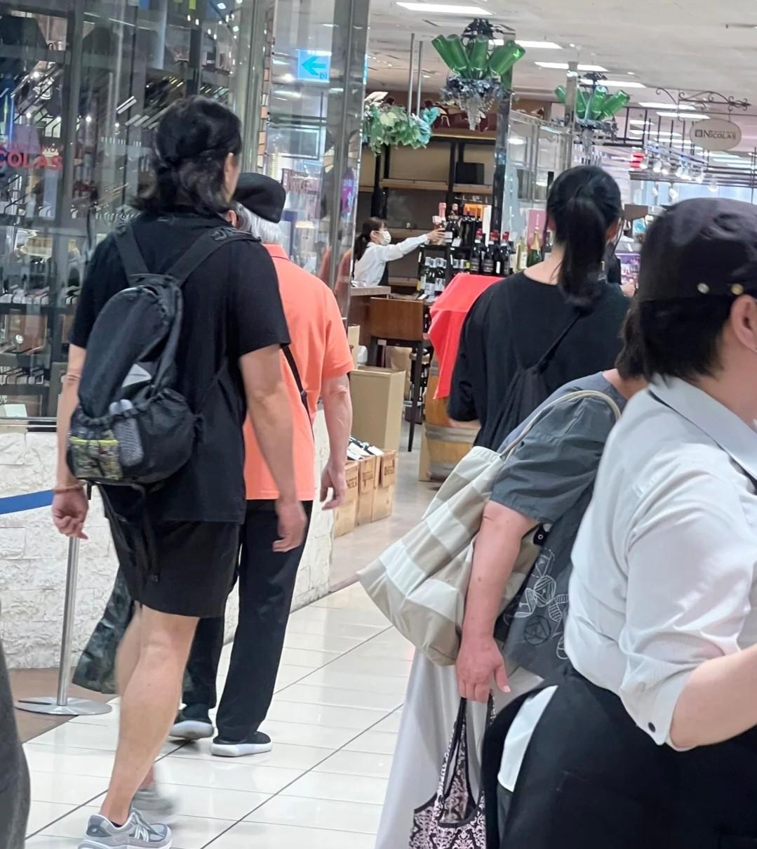 郑伊健蒙嘉慧现身福冈，用日语交流，被指私底下态度差-郑伊健蒙嘉慧逛街