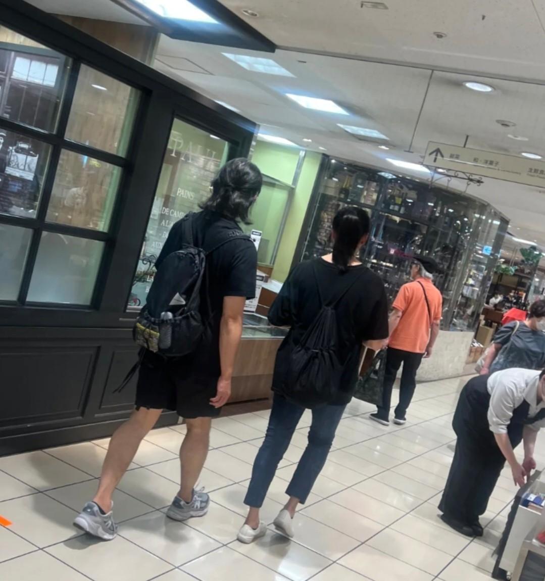 郑伊健蒙嘉慧现身福冈，用日语交流，被指私底下态度差-郑伊健蒙嘉慧逛街