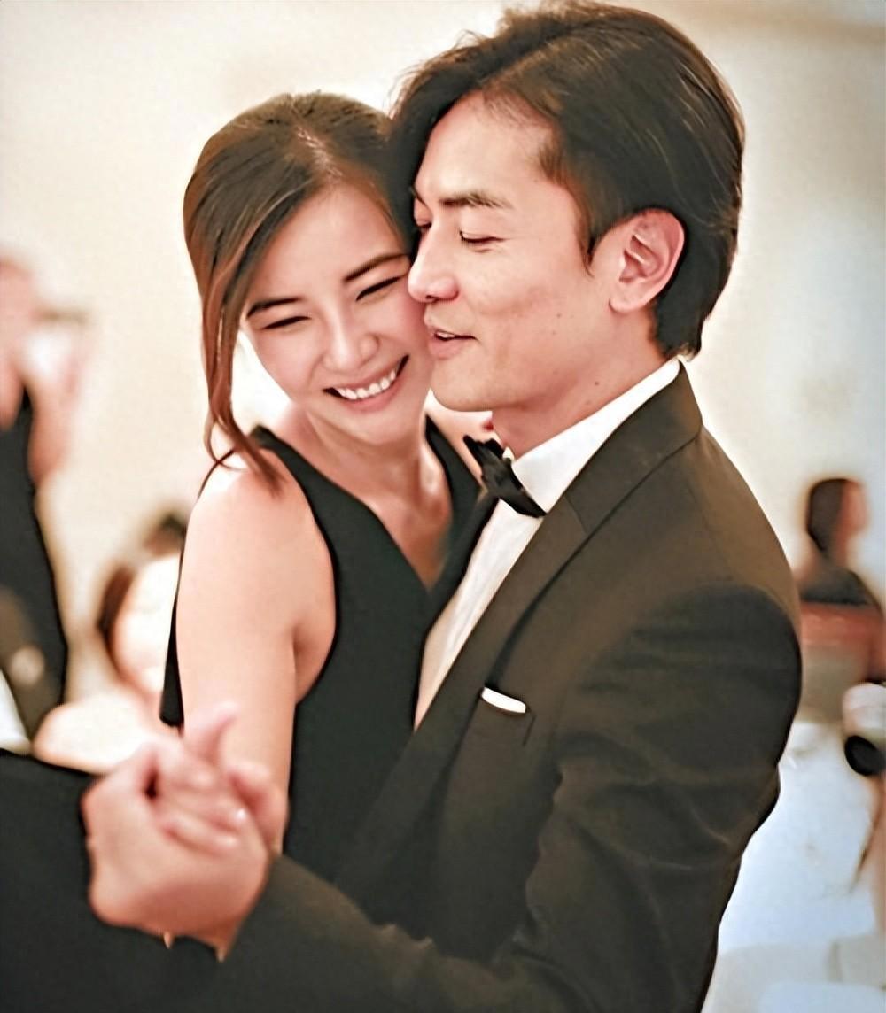 郑伊健蒙嘉慧现身福冈，用日语进行交流，被指私底下态度差-郑伊健蒙嘉慧逛街