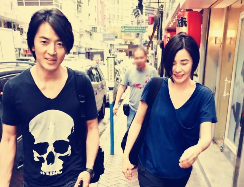 郑伊健蒙嘉慧现身福冈，用日语进行交流，被指私底下态度差-郑伊健蒙嘉慧逛街