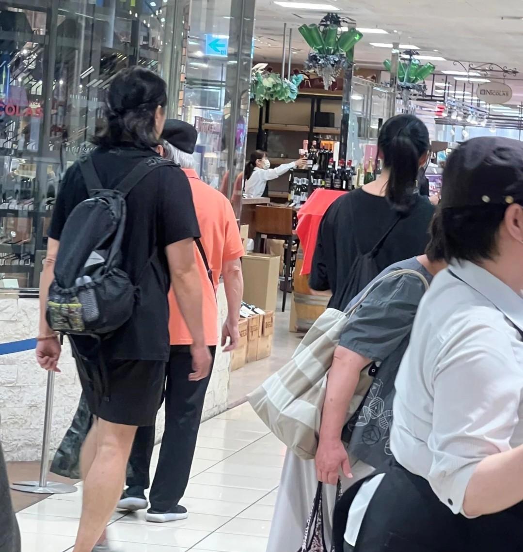 郑伊健蒙嘉慧现身福冈，用日语进行交流，被指私底下态度差-郑伊健蒙嘉慧逛街