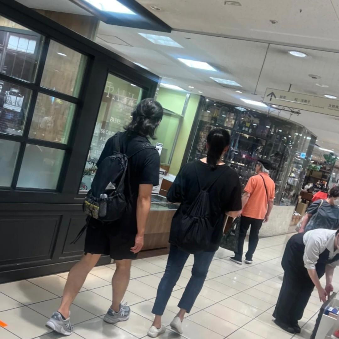郑伊健蒙嘉慧现身福冈，用日语进行交流，被指私底下态度差-郑伊健蒙嘉慧逛街