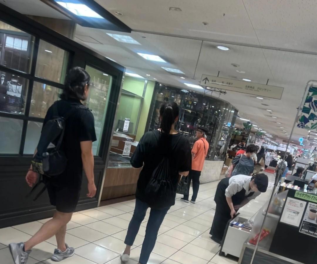 郑伊健蒙嘉慧现身福冈，用日语进行交流，被指私底下态度差-郑伊健蒙嘉慧逛街