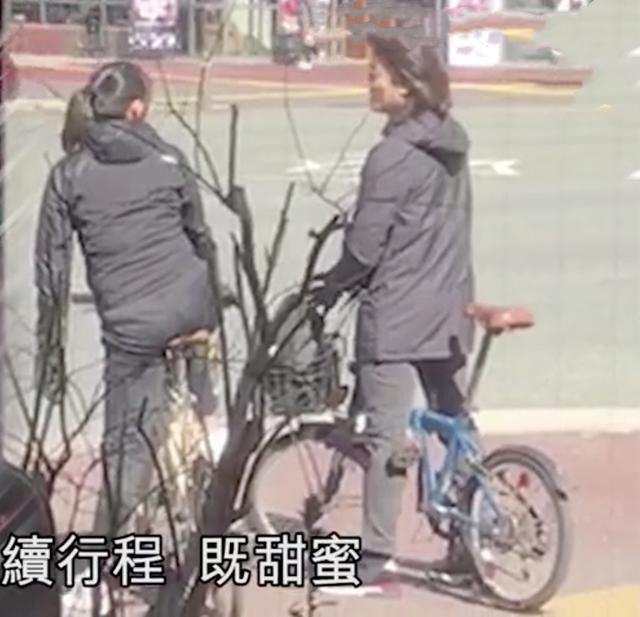 郑伊健蒙嘉慧游日本现身街头，相伴骑行有说有笑，不戴口罩心真大-郑伊健蒙嘉慧现状