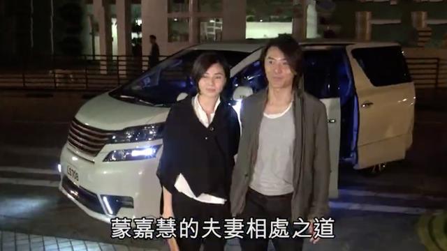 郑伊健蒙嘉慧游日本现身街头，相伴骑行有说有笑，不戴口罩心真大-郑伊健蒙嘉慧现状