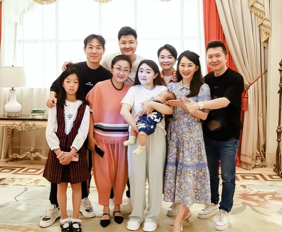 刘纯燕：给外孙办百日宴，CCTV-14全体主持人都来了，竟独缺鞠萍-刘纯燕孩子