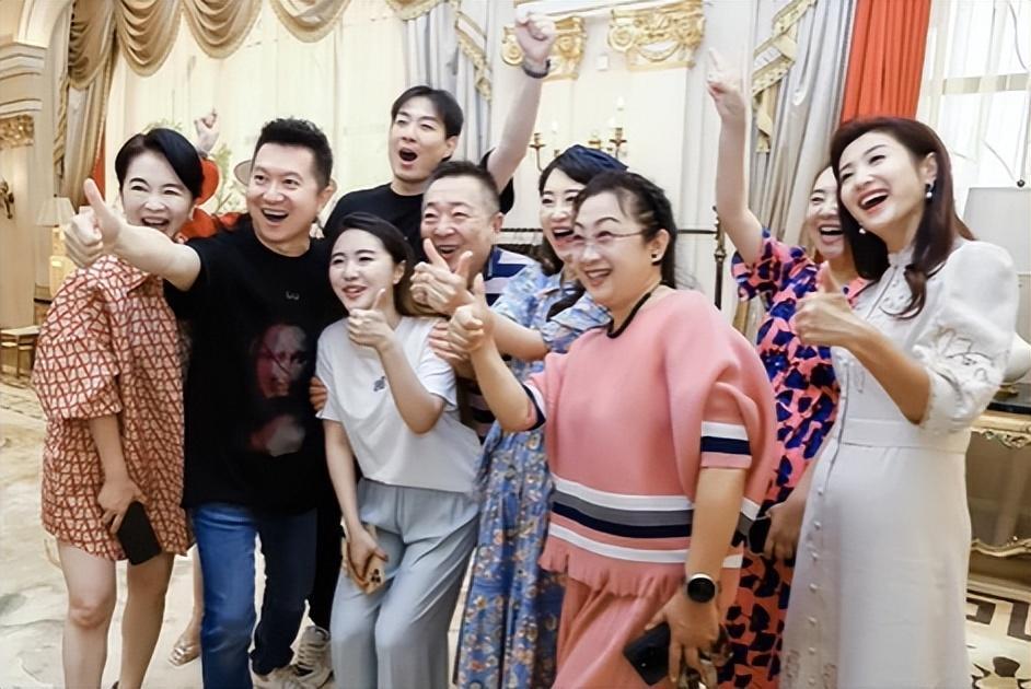 刘纯燕：给外孙办百日宴，CCTV-14全体主持人都来了，竟独缺鞠萍-刘纯燕孩子