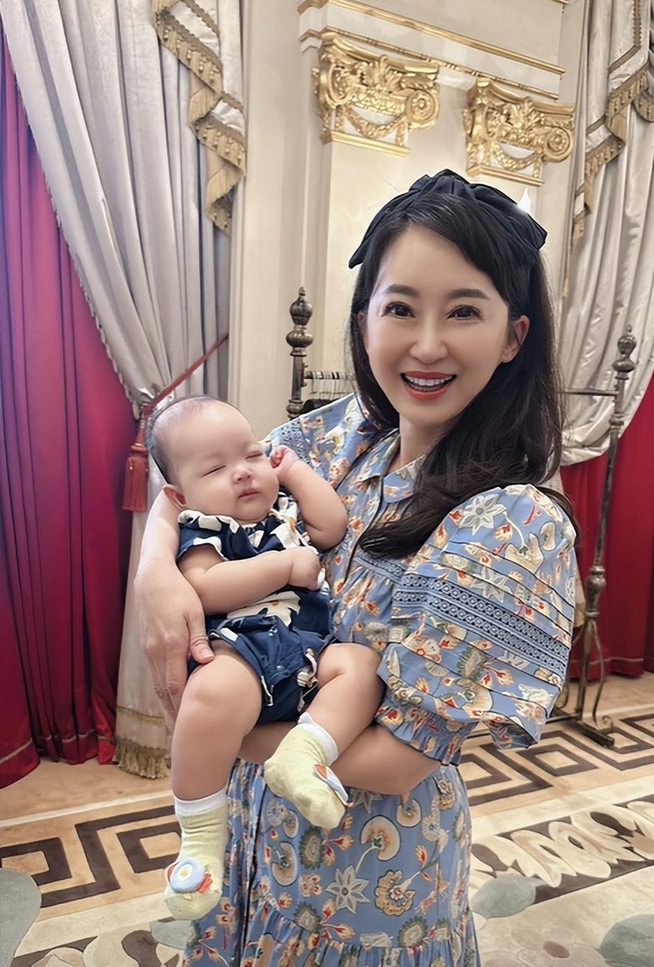 刘纯燕：给外孙办百日宴，CCTV-14全体主持人都来了，竟独缺鞠萍-刘纯燕孩子