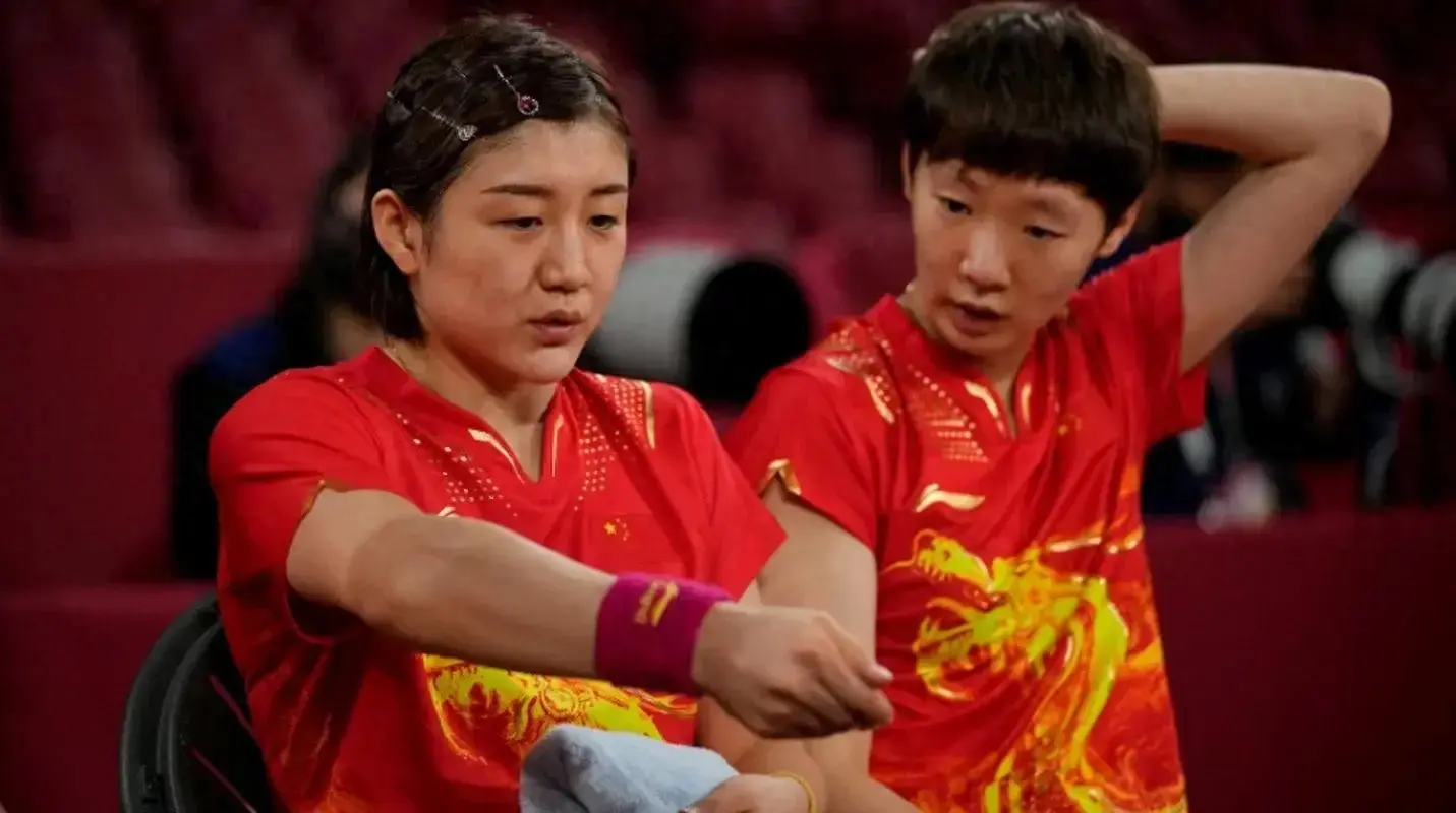 王曼昱粉丝堵马琳要说法，奥运会宣传孙颖莎英语开场白让球迷欢呼-王曼昱孙颖莎参加活动