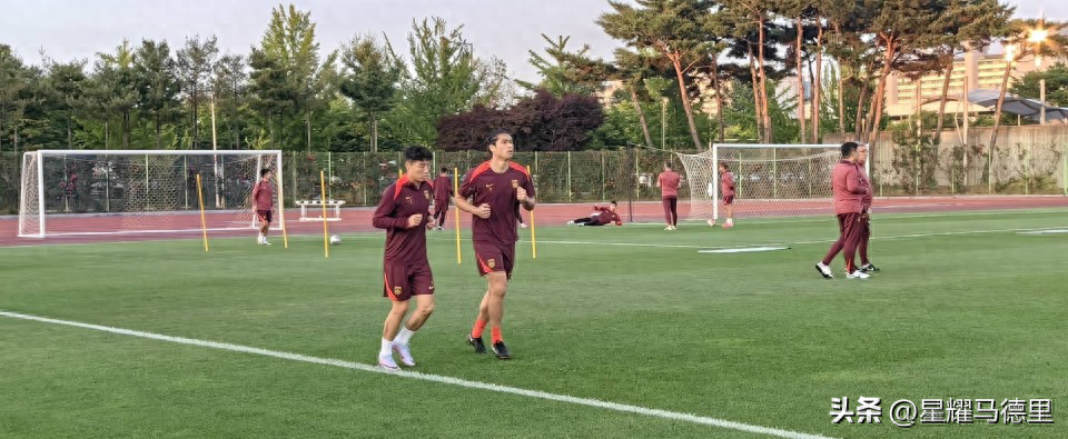 国足抵韩首训：4伤员单练！武磊膝缠绷带令人揪心，伊万确认变阵-国足晒武磊训练视频