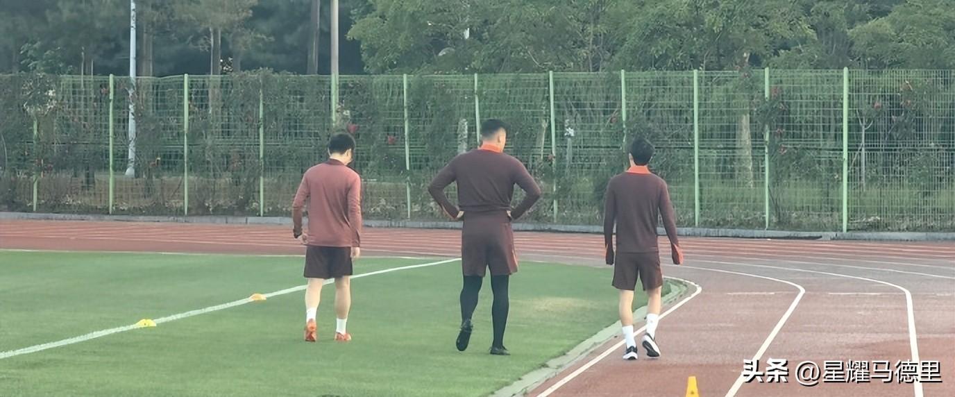国足抵韩首训：4伤员单练！武磊膝缠绷带令人揪心，伊万确认变阵-国足晒武磊训练视频
