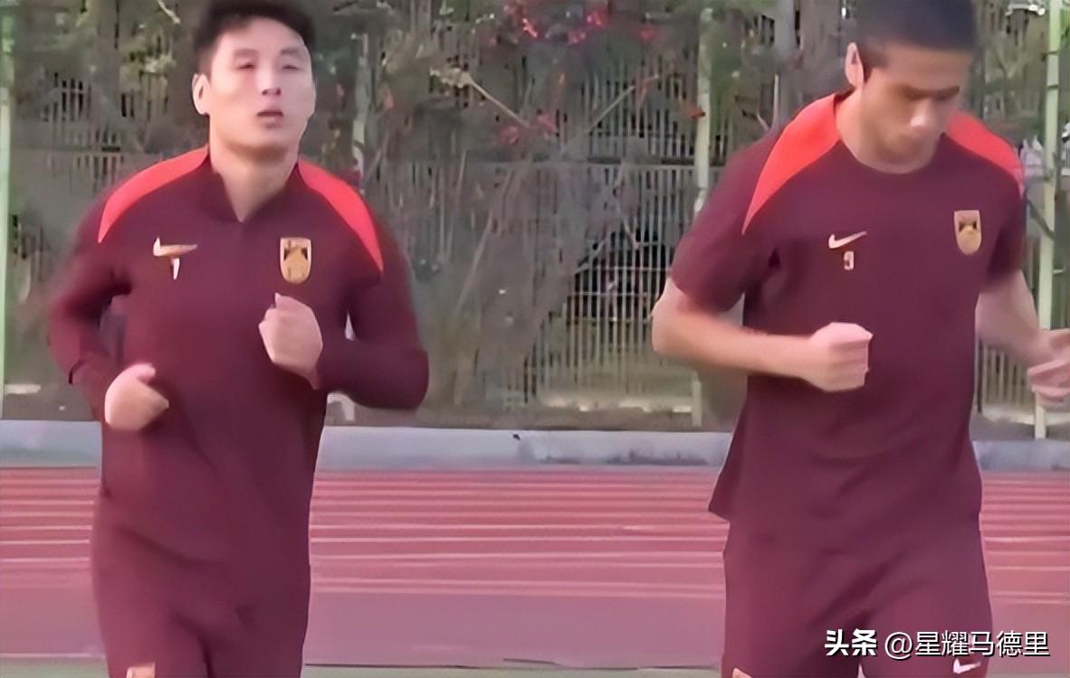 国足抵韩首训：4伤员单练！武磊膝缠绷带令人揪心，伊万确认变阵-国足晒武磊训练视频