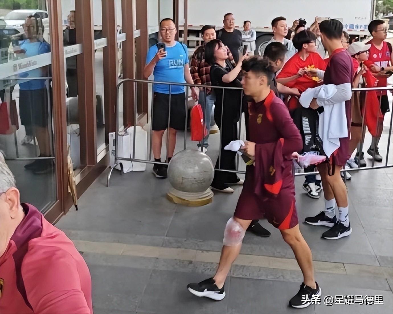 国足抵韩首训：4伤员单练！武磊膝缠绷带令人揪心，伊万确认变阵-国足晒武磊训练视频