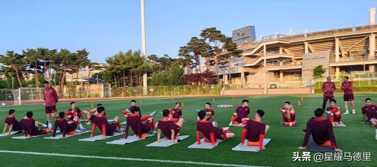 国足抵韩首训：4伤员单练！武磊膝缠绷带令人揪心，伊万确认变阵-国足晒武磊训练视频
