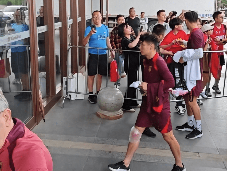 国足抵韩首训：4伤员单练！武磊膝缠绷带令人揪心-国足名单 武磊入选