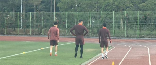 国足抵韩首训：4伤号单练！武磊膝缠绷带出战成疑，伊万暗示变阵-武磊韩国队