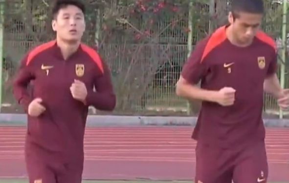 国足抵韩首训：4伤号单练！武磊膝缠绷带出战成疑，伊万暗示变阵-武磊韩国队