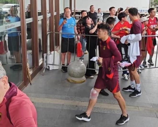 国足抵韩首训：4伤号单练！武磊膝缠绷带出战成疑，伊万暗示变阵-武磊韩国队