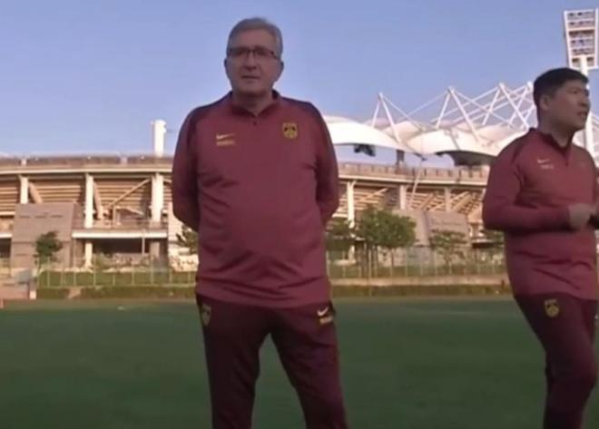 国足抵韩首训：4伤号单练！武磊膝缠绷带出战成疑，伊万暗示变阵-武磊韩国队