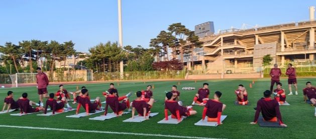 国足抵韩首训：4伤号单练！武磊膝缠绷带出战成疑，伊万暗示变阵-武磊韩国队