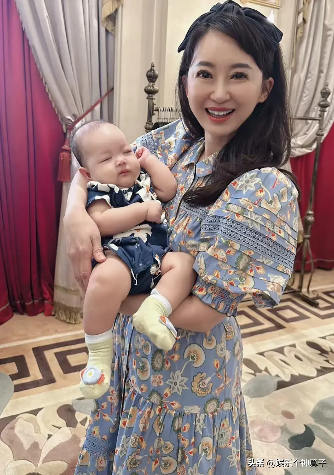 金龟子为外孙举办百日宴，少儿节目主持欢聚一堂，月亮姐姐好漂亮-金龟子主持节目的视频