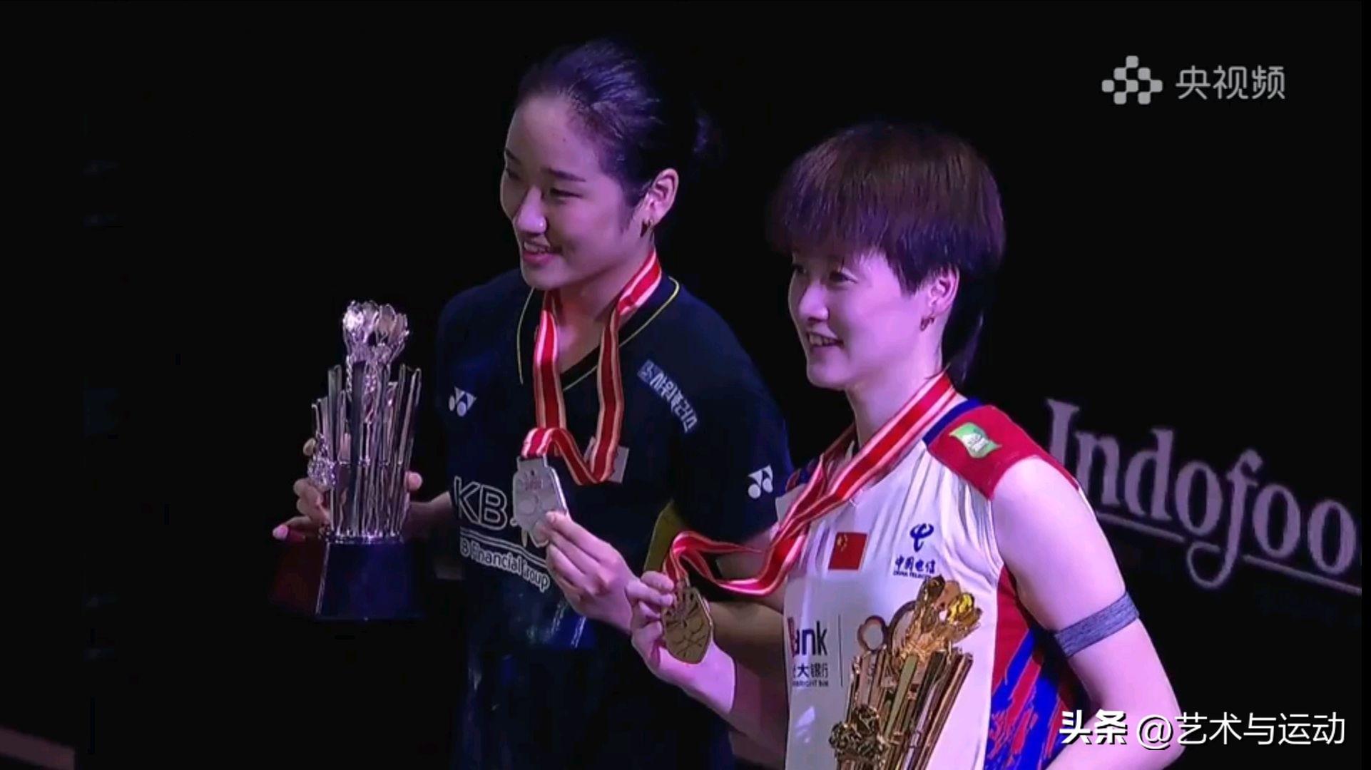 背靠背两连冠！石宇奇复仇丹麦名将登顶 国羽连续两站成最大赢家-羽毛球石宇奇个人资料