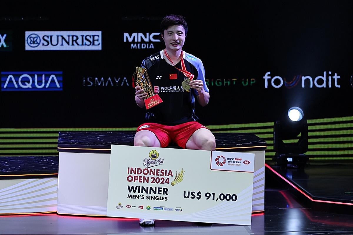 打通任督二脉！石宇奇国际赛场16连胜背靠背夺冠，弥补中国男单35年遗憾-石宇奇最新比赛消息