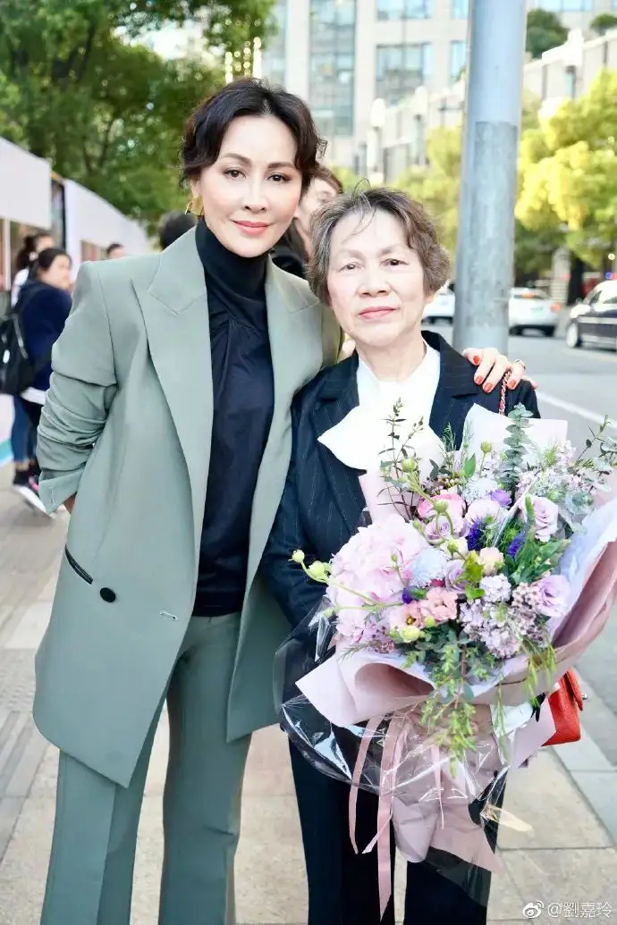 以爱之名 | 明星和妈妈给你9个母亲节送礼灵感-明星母亲节对妈妈说的祝福语有哪些