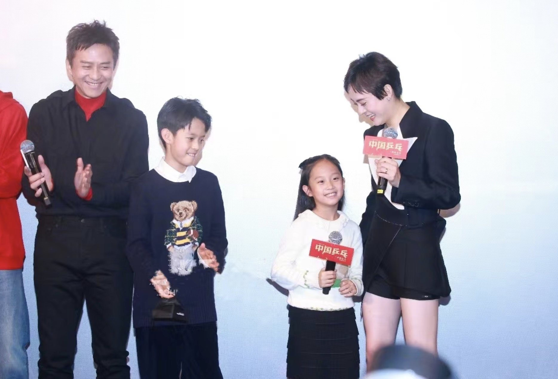 孙俪分享母亲节礼物，12岁儿子高情商回答爸妈掉河里先救谁的难题-孙俪9岁儿子