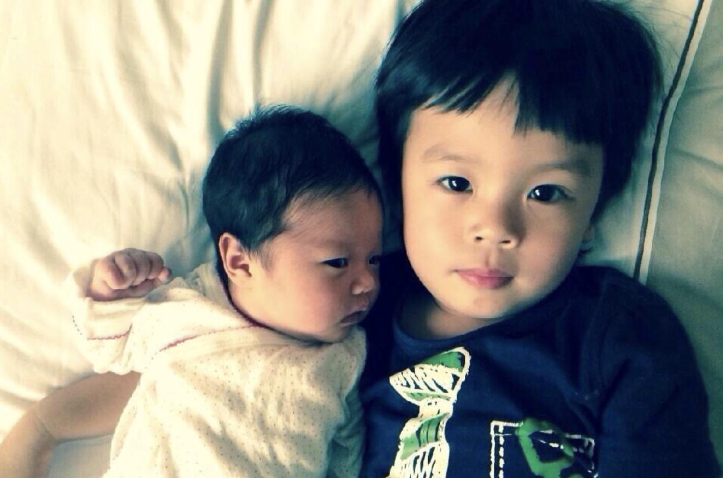 孙俪分享母亲节礼物，12岁儿子高情商回答爸妈掉河里先救谁的难题-孙俪9岁儿子