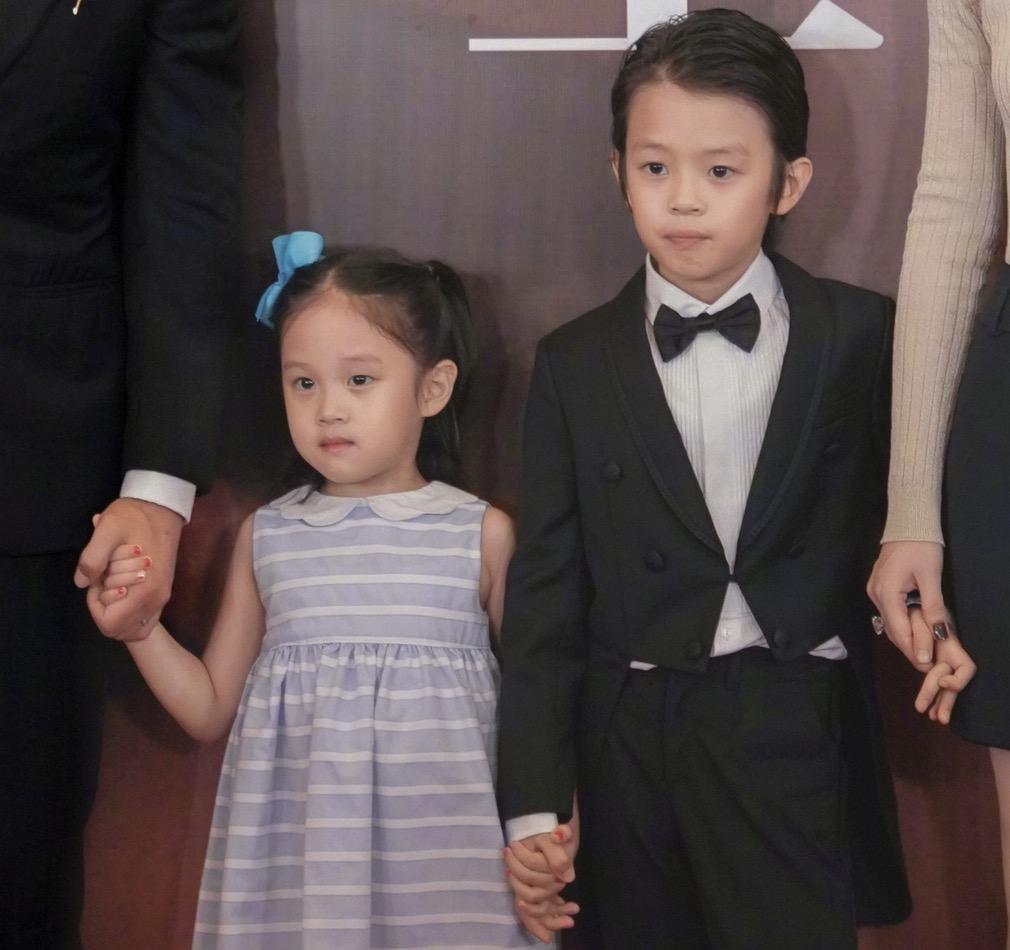 孙俪分享母亲节礼物，12岁儿子高情商回答爸妈掉河里先救谁的难题-孙俪9岁儿子