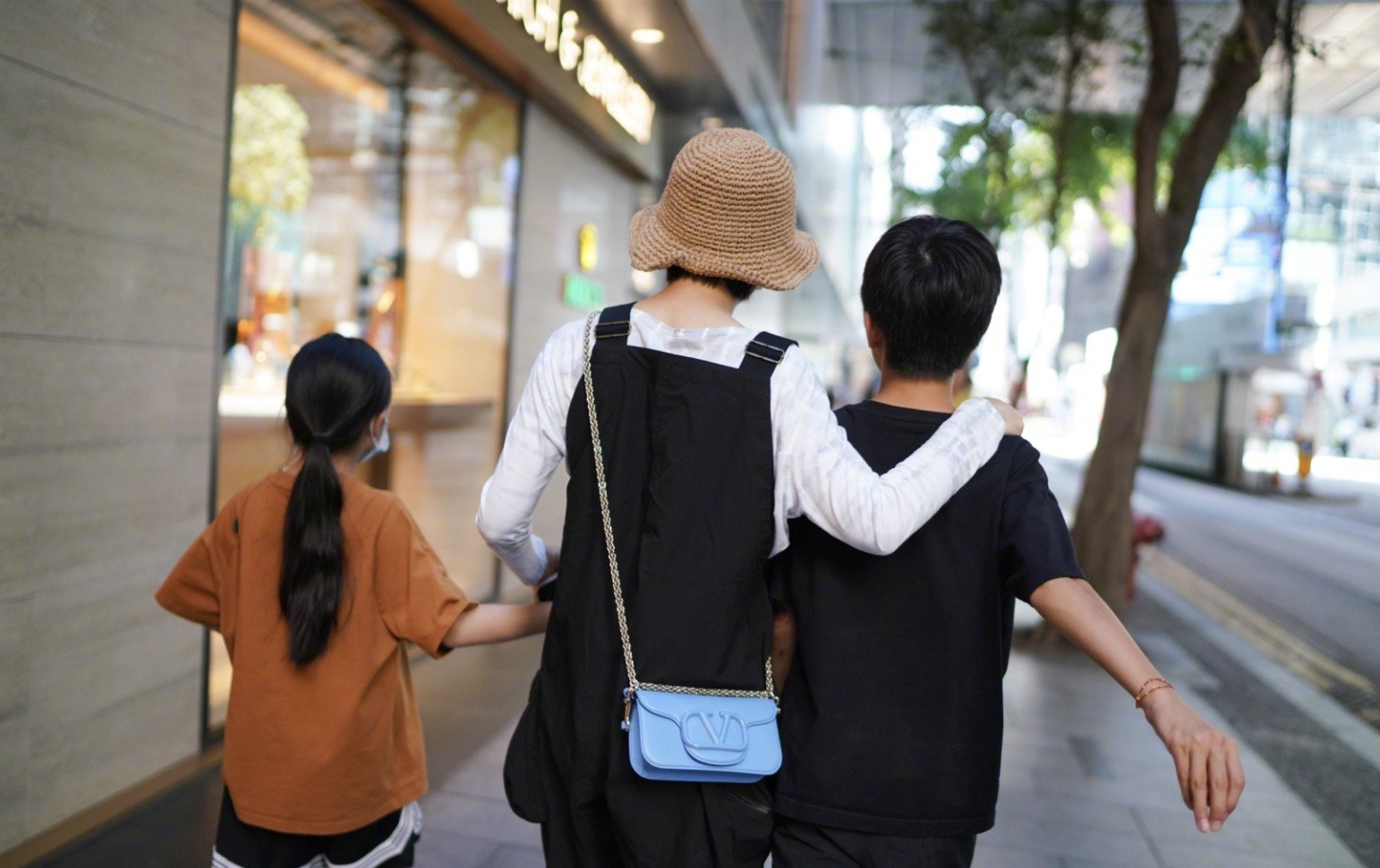 孙俪分享母亲节礼物，12岁儿子高情商回答爸妈掉河里先救谁的难题-孙俪9岁儿子