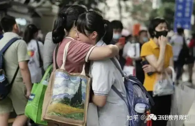 孩子高考后哭了，家长内心比你还难受，关键是后续怎么办?-高考后痛哭