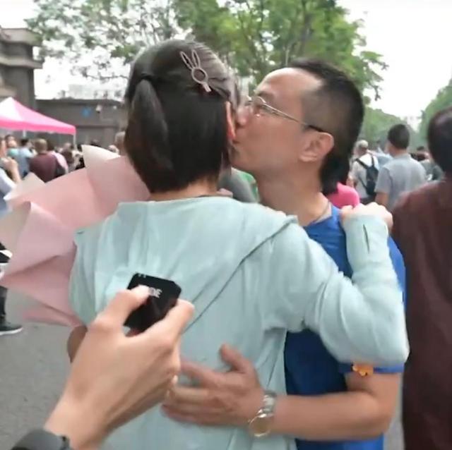 四川女孩高考结束落泪，爸爸相拥亲吻安慰，想去清北人大也行-四川高考男孩