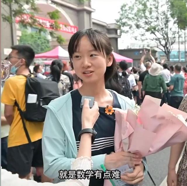 四川女孩高考结束落泪，爸爸相拥亲吻安慰，想去清北人大也行-四川高考男孩