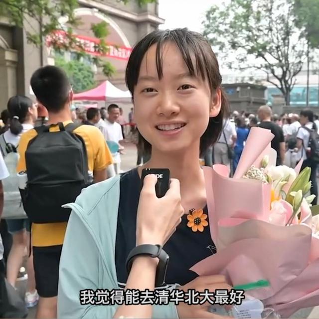 四川女孩高考结束落泪，爸爸相拥亲吻安慰，想去清北人大也行-四川高考男孩