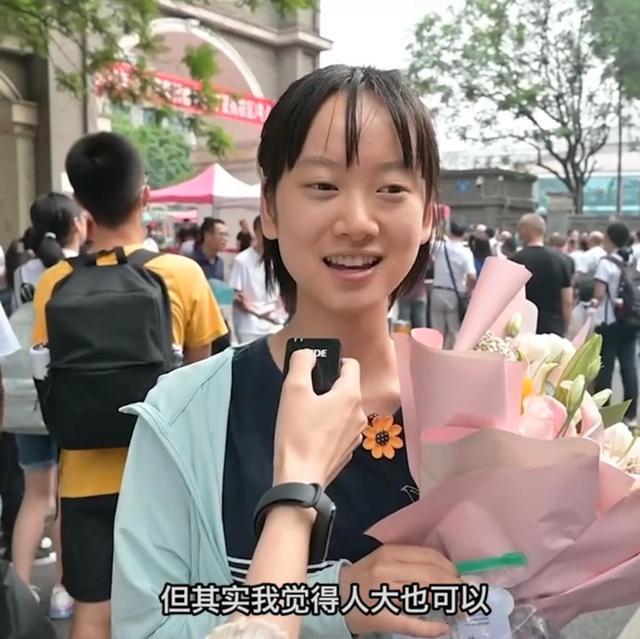 四川女孩高考结束落泪，爸爸相拥亲吻安慰，想去清北人大也行-四川高考男孩