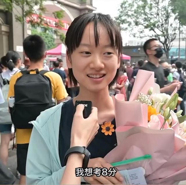 四川女孩高考结束落泪，爸爸相拥亲吻安慰，想去清北人大也行-四川高考男孩
