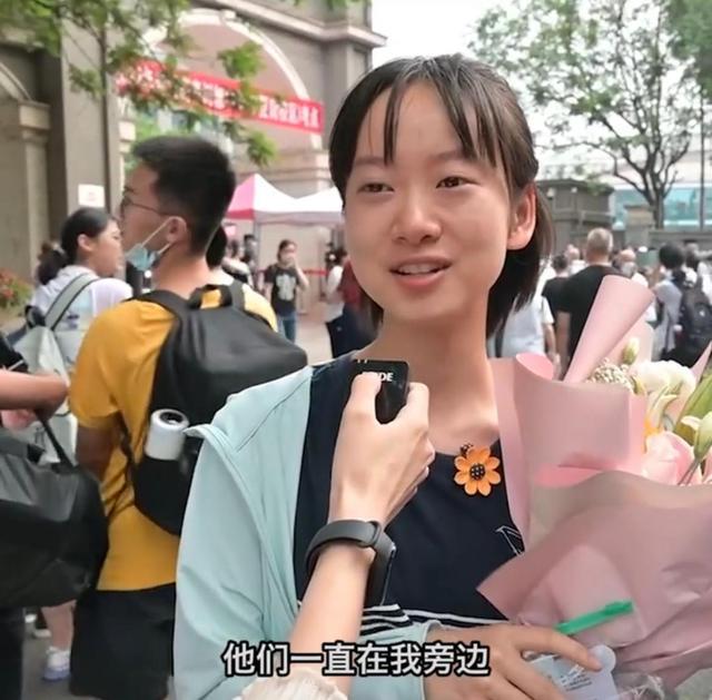四川女孩高考结束落泪，爸爸相拥亲吻安慰，想去清北人大也行-四川高考男孩