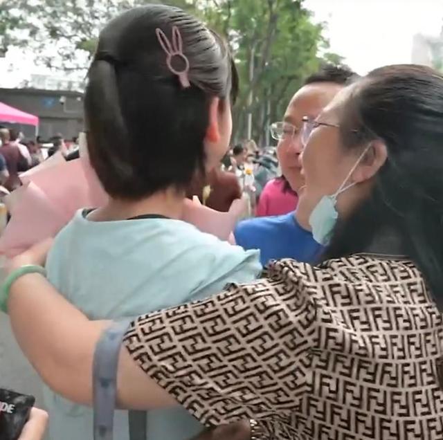 四川女孩高考结束落泪，爸爸相拥亲吻安慰，想去清北人大也行-四川高考男孩