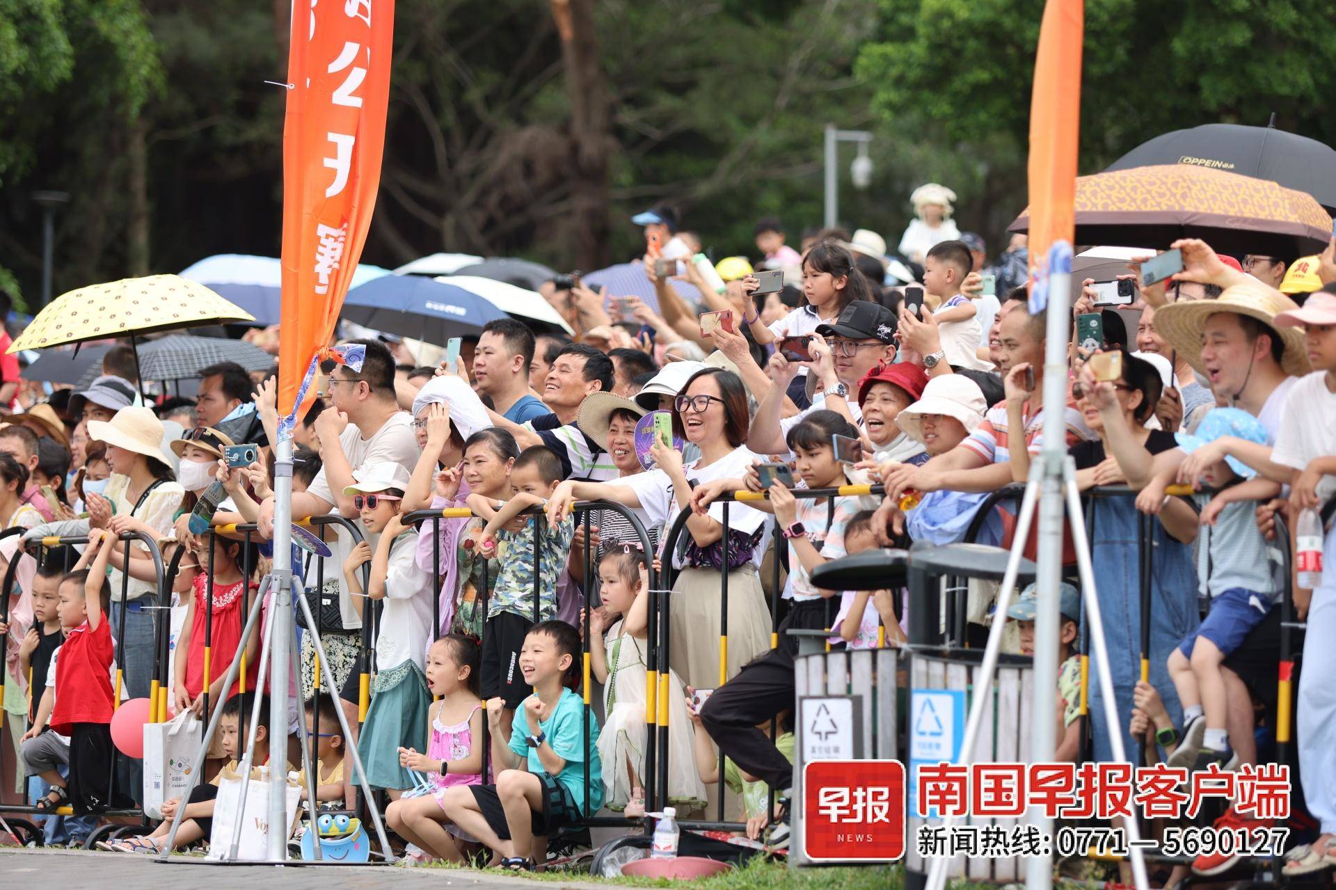 这才是端午！鼓声劈浪鸣千雷，百舸争流赛邕江-鼓钹齐鸣的拼音是什么