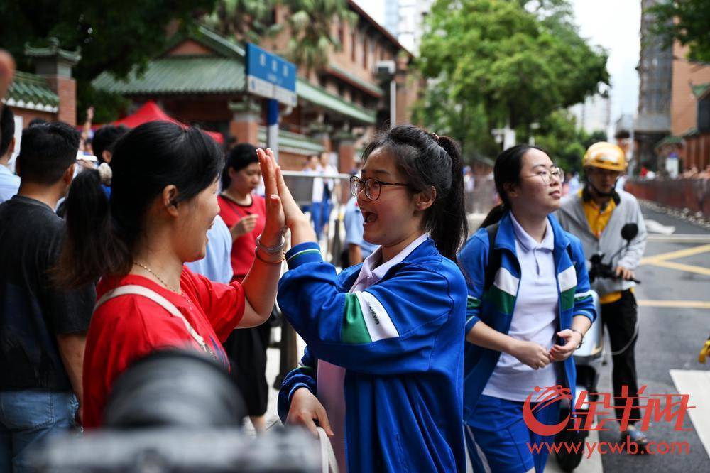 高考首日语文考试结束后考生出场-高考日语考试时间为多久