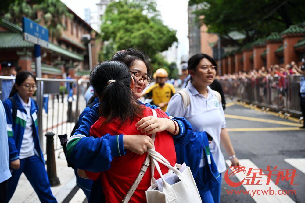 高考首日语文考试结束后考生出场-高考日语考试时间为多久