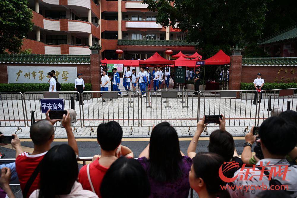 高考首日语文考试结束后考生出场-高考日语考试时间为多久