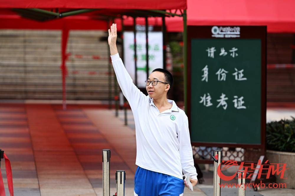 高考首日语文考试结束后考生出场-高考日语考试时间为多久