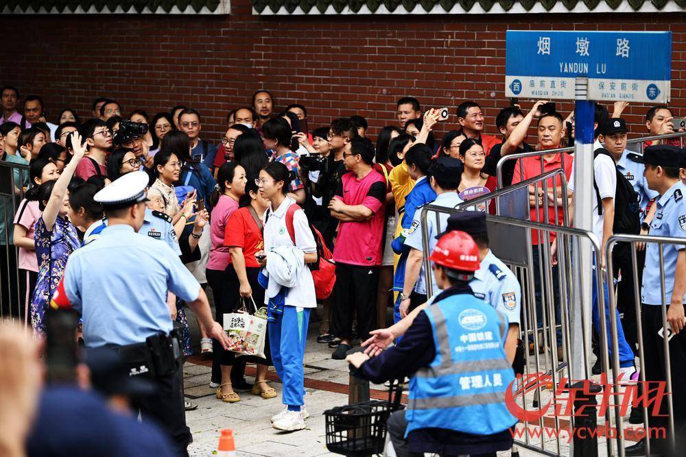 高考首日语文考试结束后考生出场-高考日语考试时间为多久